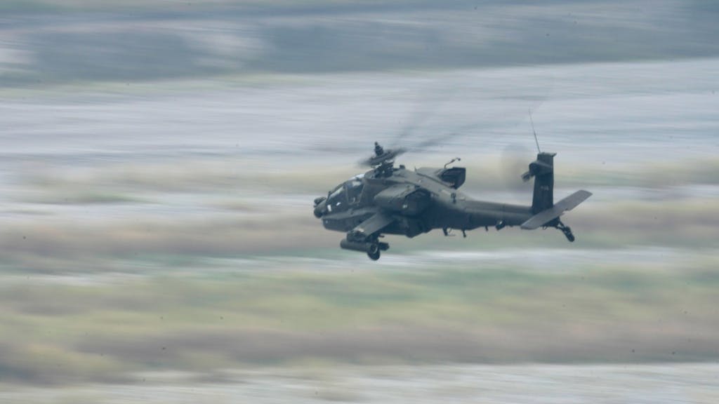 Ein US-Apache-Hubschrauber während einer gemeinsamen Militärübung der USA und der Philippinen am 14. April 2023.
