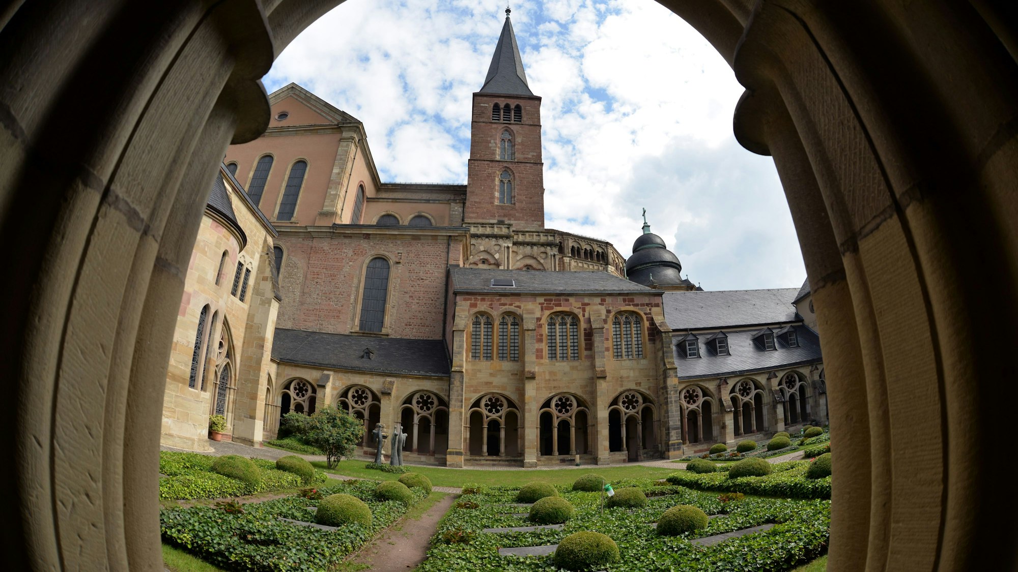 Rückseite der Hohen Domkirche zu Trier und ein Teil des Kreuzgangs. Im Bistum Trier fällt der Startschuss für eine unabhängige Aufarbeitung von sexuellem Missbrauch durch katholische Geistliche. +++ dpa-Bildfunk +++