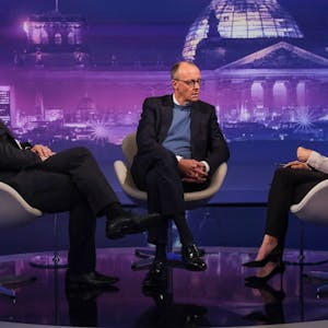 Lars Klingbeil (SPD-Vorsitzender), Friedrich Merz (CDU-Parteichef sowie Oppositionsführer im Bundestag) und Sandra Maischberger im Gespräch.