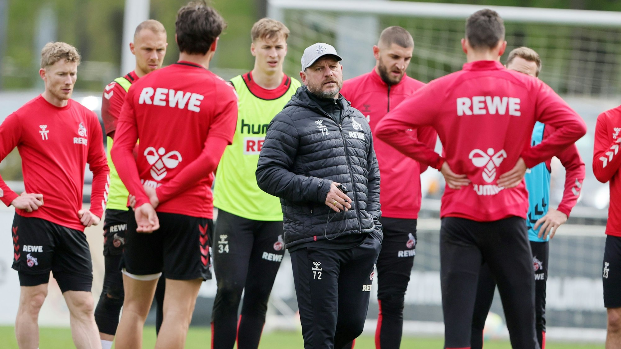 Steffen Baumgart spricht beim Training zur Mannschaft des 1. FC Köln.
