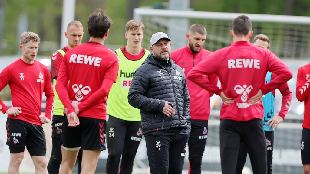 Steffen Baumgart spricht beim Training zur Mannschaft des 1. FC Köln.