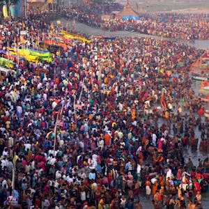 Tausende Gläubige nehmen ein heiliges Bad im Fluss Saryu anlässlich des Ram Navami-Festes, das anlässlich des Geburtstags des Hindu-Gottes Rama gefeiert wird.