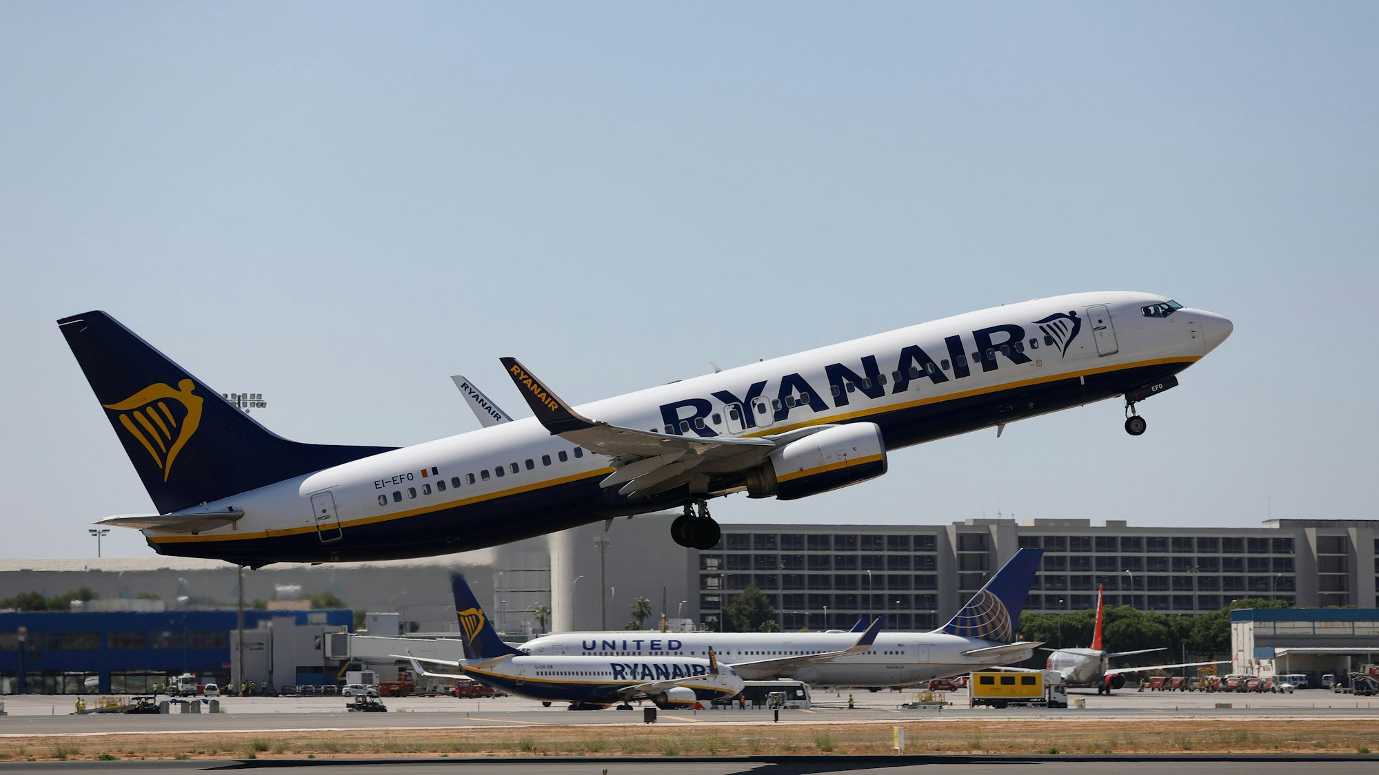 Eine Maschine der Fluggesellschaft Ryanair hebt auf demFlughafen ab.