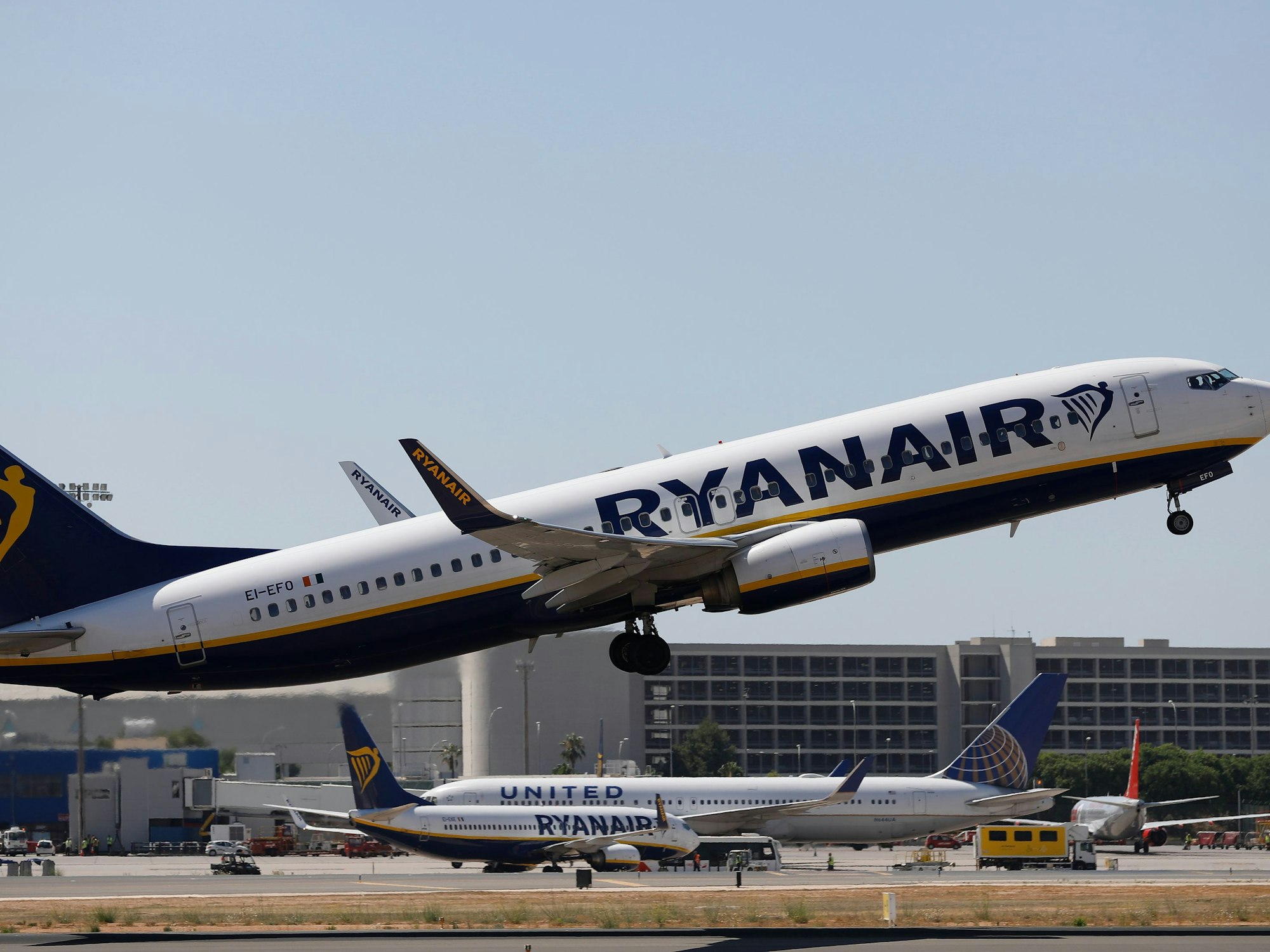 Eine Maschine der Fluggesellschaft Ryanair hebt auf demFlughafen ab.