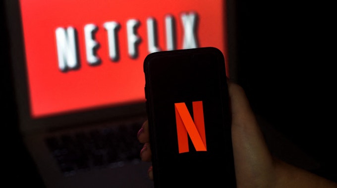 Das Logo des Streamingdienstes Netflix ist auf einem Smartphone und auf einem Laptop zu sehen. Netflix hat angekündigt, stärker gegen das Teilen von Login-Daten vorgehen zu wollen. (Symbolbild)