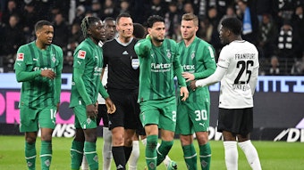 Vier Tage nach dem Bundesliga-Spiel von Borussia Mönchengladbach bei Eintracht Frankfurt am 15. April 2023 fehlten Alassane Plea (l.) und Nico Elvedi (2.v.r.) beim Gladbach-Training am Mittwoch (19. April 2023).