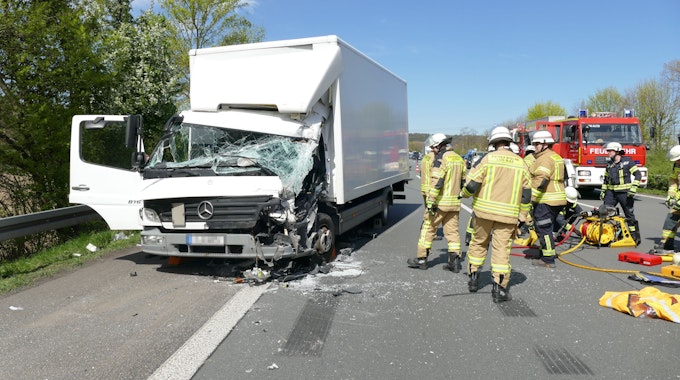 Feuerwehrleute im Einsatz bei einem Unfall auf der Autobahn.