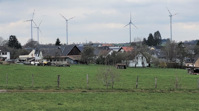 Einige der 19 Windräder, die nahe des Ortes Schöneseiffen stehen.