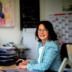 Roswitha Schütt-Gerhards, Leiterin der Clara-Fey-Schule in Schleiden, sitzt am Schreibtisch vor einem Computer-Monitor.