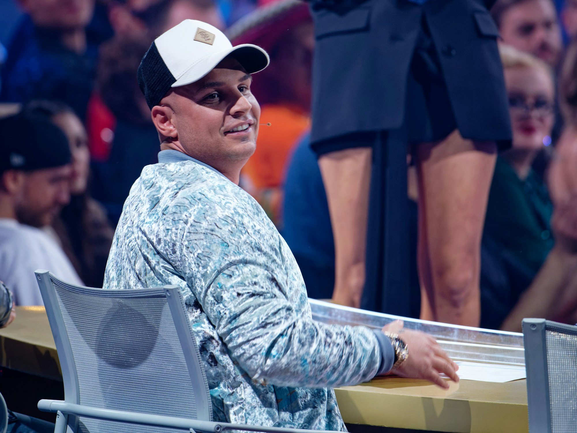 Juror Pietro Lombardi sitzt auf seinem Platz bei der ersten Live-Sendung der Castingshow „Deutschland sucht den Superstar 20“.