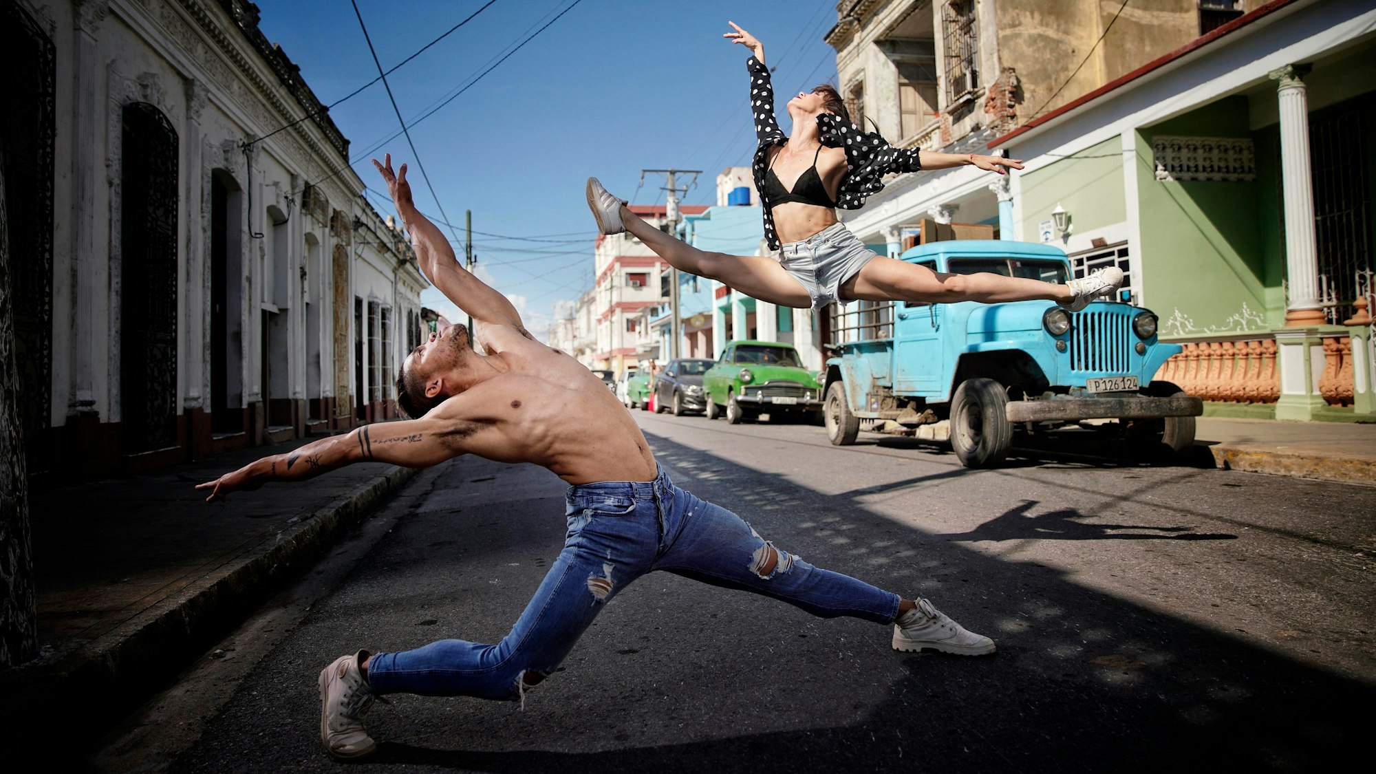 Ausnahmetänzerinnen und -tänzer wie Yordis und Mariem aus Kuba performen beim „Ballet Revolución“ in der Philharmonie.