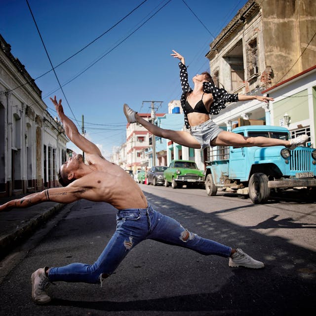 Ausnahmetänzerinnen und -tänzer wie Yordis und Mariem aus Kuba performen beim „Ballet Revolución“ in der Philharmonie.