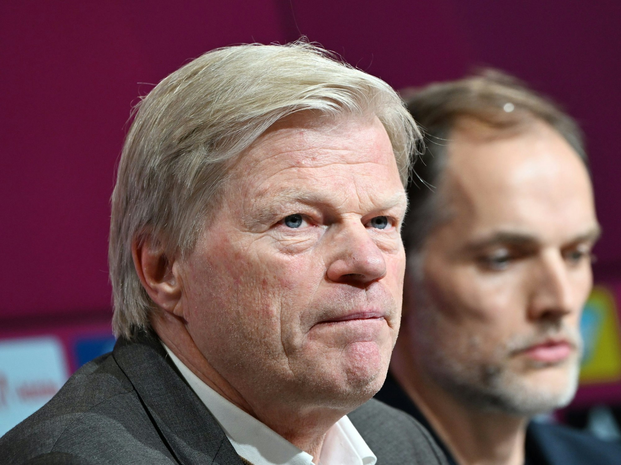 Der neue Cheftrainer Thomas Tuchel (r) sitzt neben dem Vorstandschef Oliver Kahn bei einer Pressekonferenz.