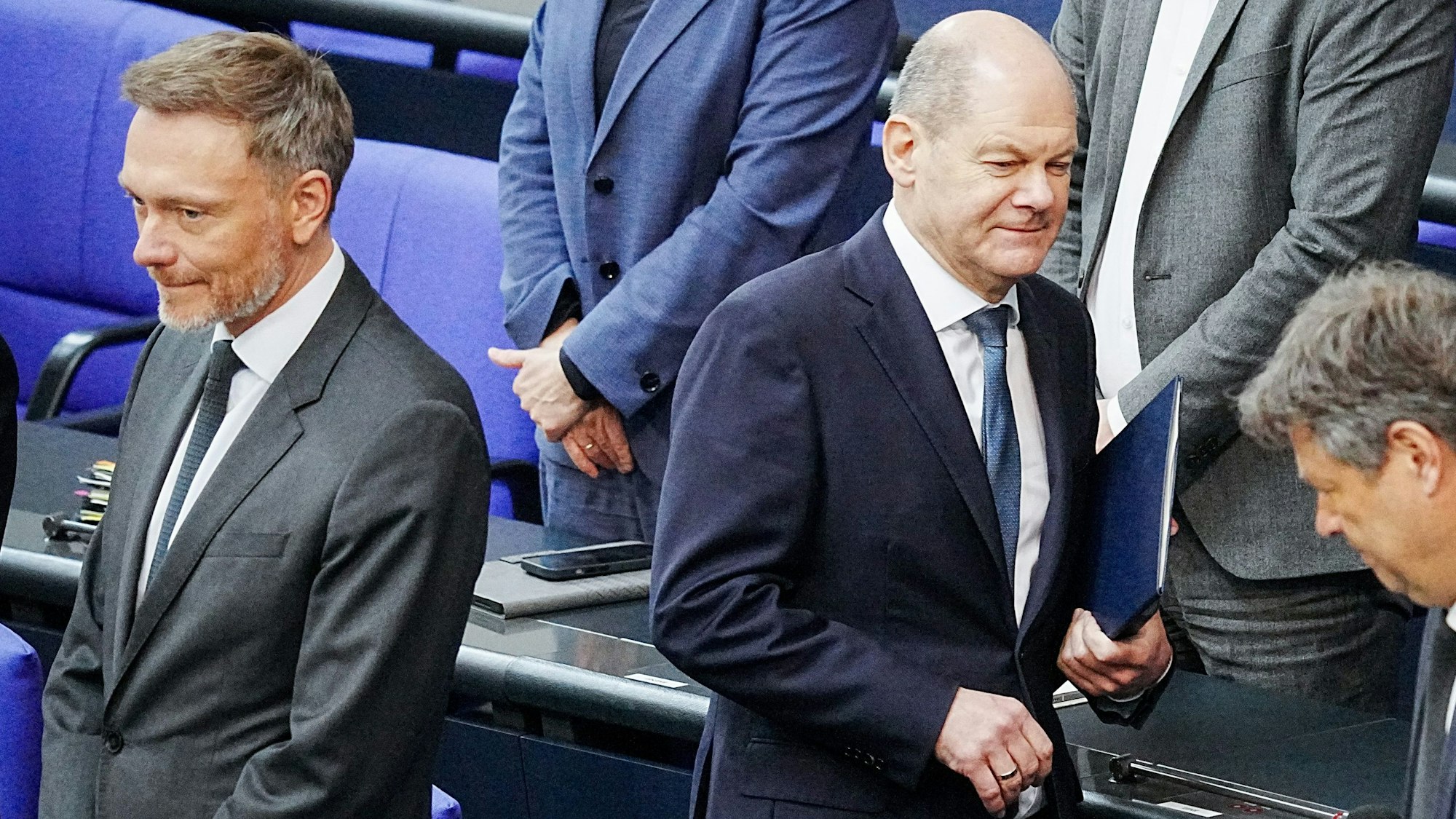 Bundeskanzler Olaf Scholz und Finanzminister Christian Lindner im Plenarsaals des Bundestags.