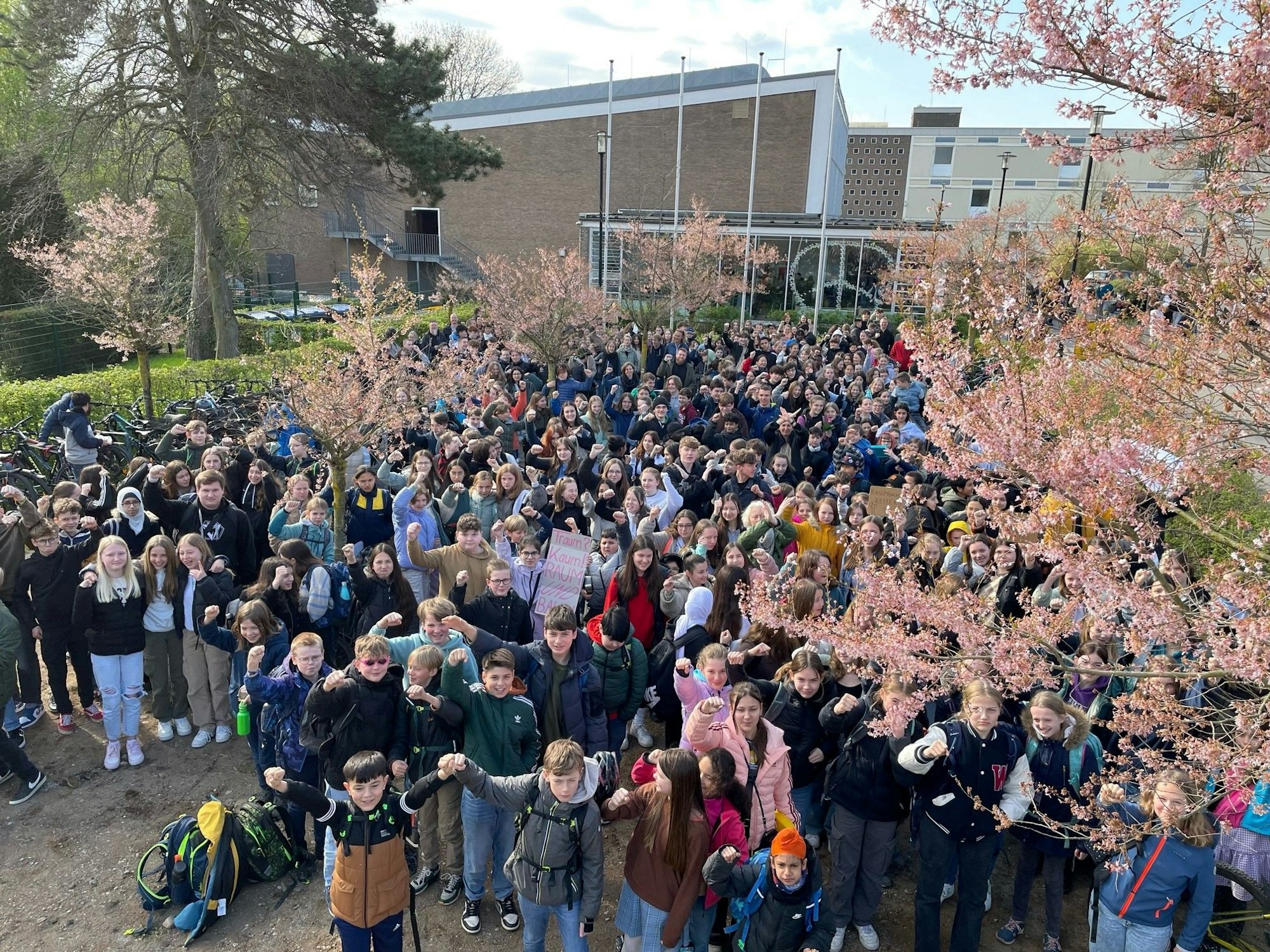 Hunderte Schülerinnen und Schüler sowie Lehrkräfte haben am Herder Gymnasium in Köln-Buchheim für den Erhalt ihrer alten Kirschbäume protestiert.