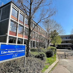 Blick auf das Hauptgebäude des Lise-Meitner-Gymnasiums