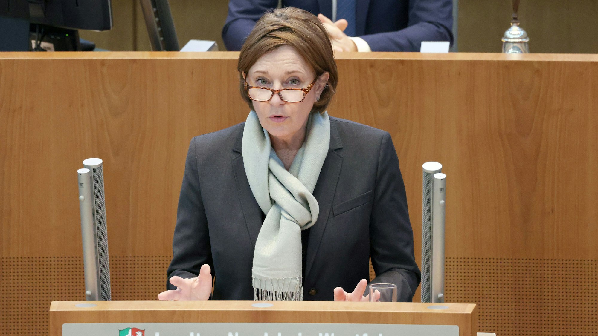 Yvonne Gebauer steht am Rednerpult des Landtages.