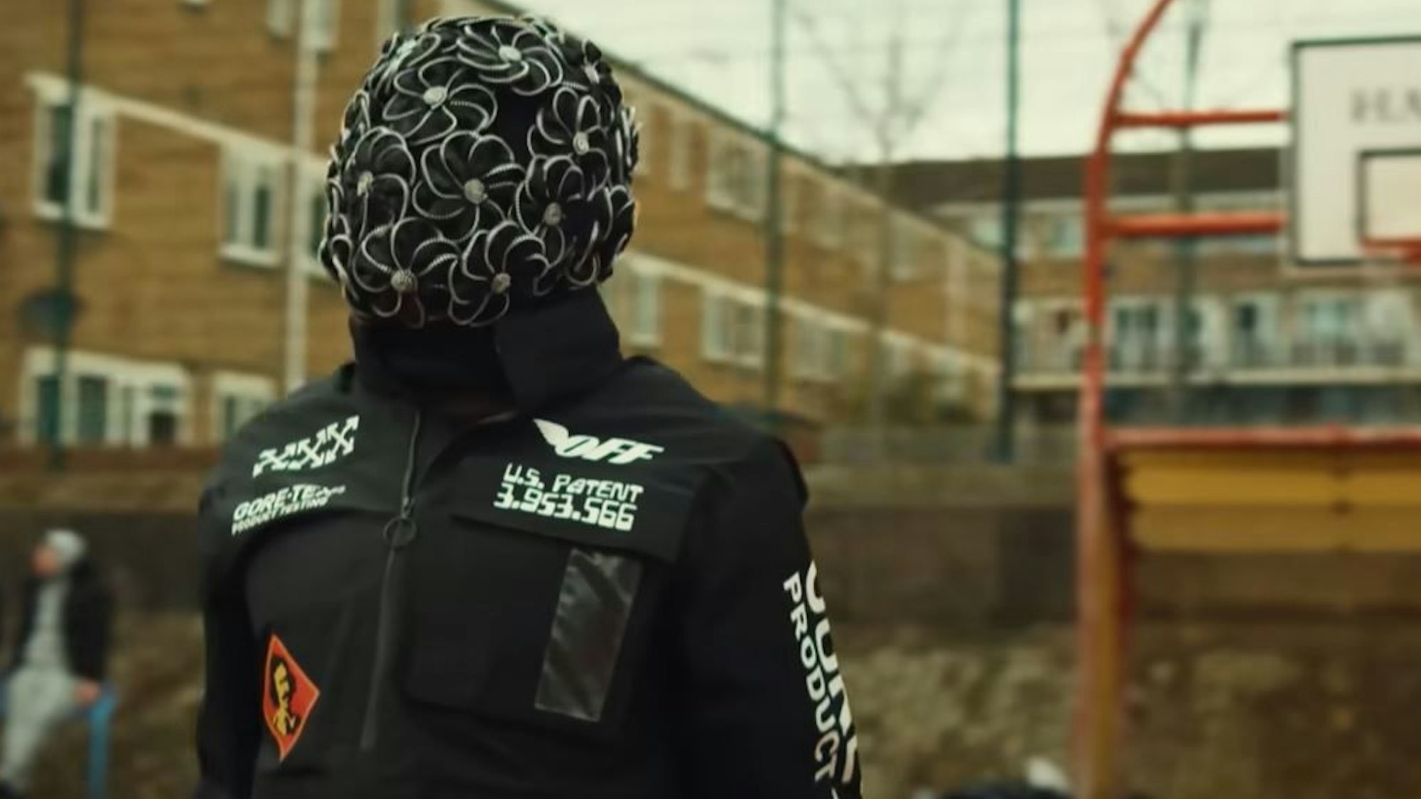 Der englische Rapper „Dide“ im Musikvideo zu seiner Single „Thrill“. Hinter der Maske soll sich ein bekannter Premier-League-Star verbergen.