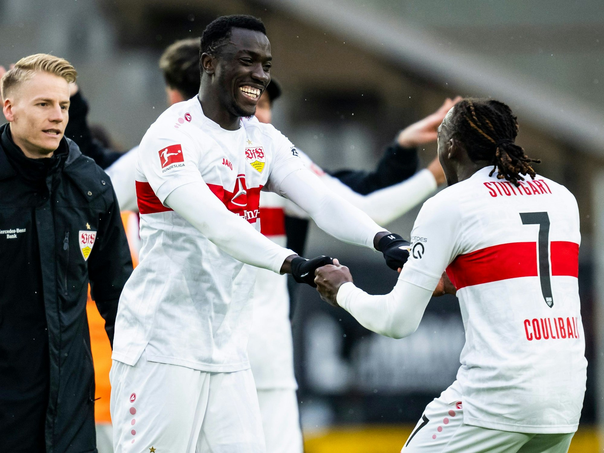 Stuttgarts Silas Katompa Mvumpa (l.) und Stuttgarts Tanguy Coulibaly (r.) jubeln nach dem Spiel gegen Borussia Dortmund