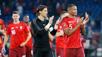 Yann Sommer (l.) und Manuel Akanji (r.) am 5. September 2021 bei einem WM-Qualifikationsspiel der Schweiz. Beide stehen nebeneinander und applaudieren dem Publikum zu.