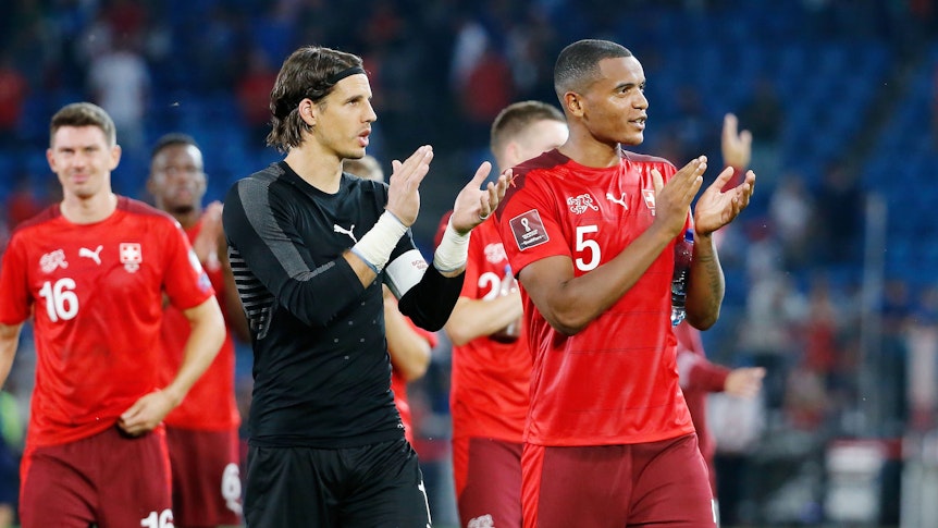 Yann Sommer (l.) und Manuel Akanji (r.) am 5. September 2021 bei einem WM-Qualifikationsspiel der Schweiz. Beide stehen nebeneinander und applaudieren dem Publikum zu.