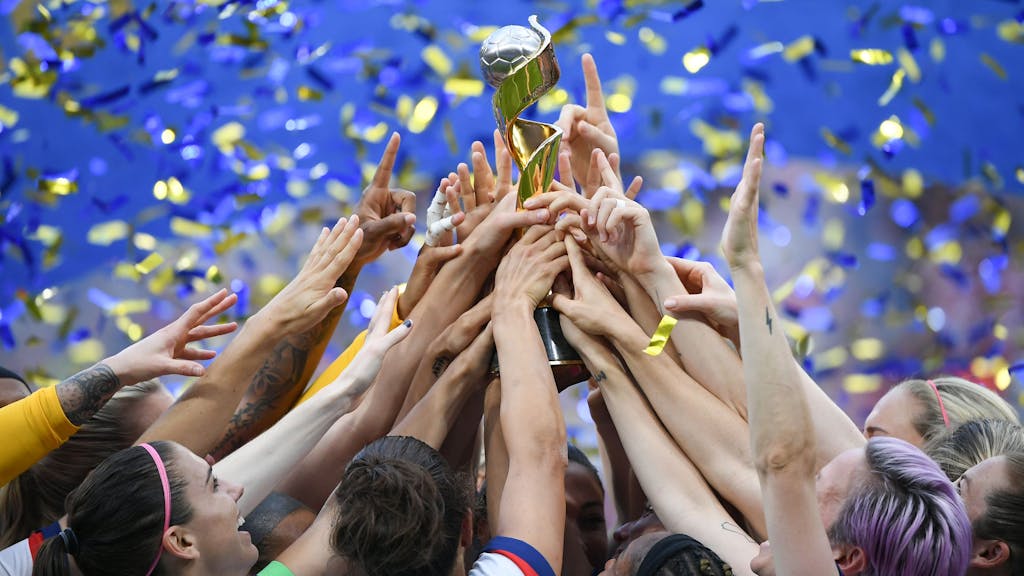 Die US-Spielerinnen feiern ihren Sieg und halten gemeinsam den WM-Pokal nach oben.&nbsp;