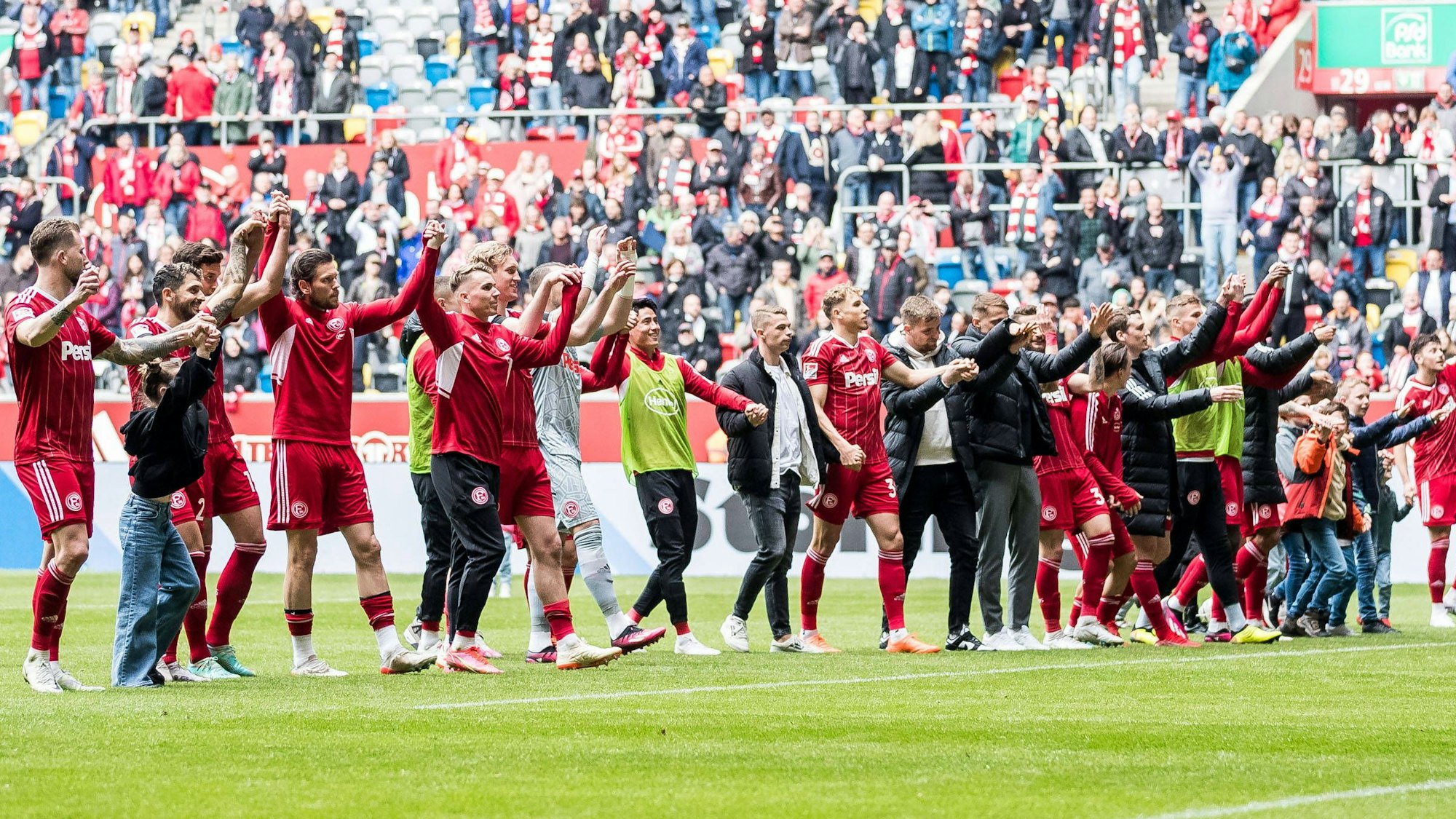 Die Spieler von Fortuna Düsseldorf feiern vor den Fans den Heimsieg gegen Darmstadt 98.