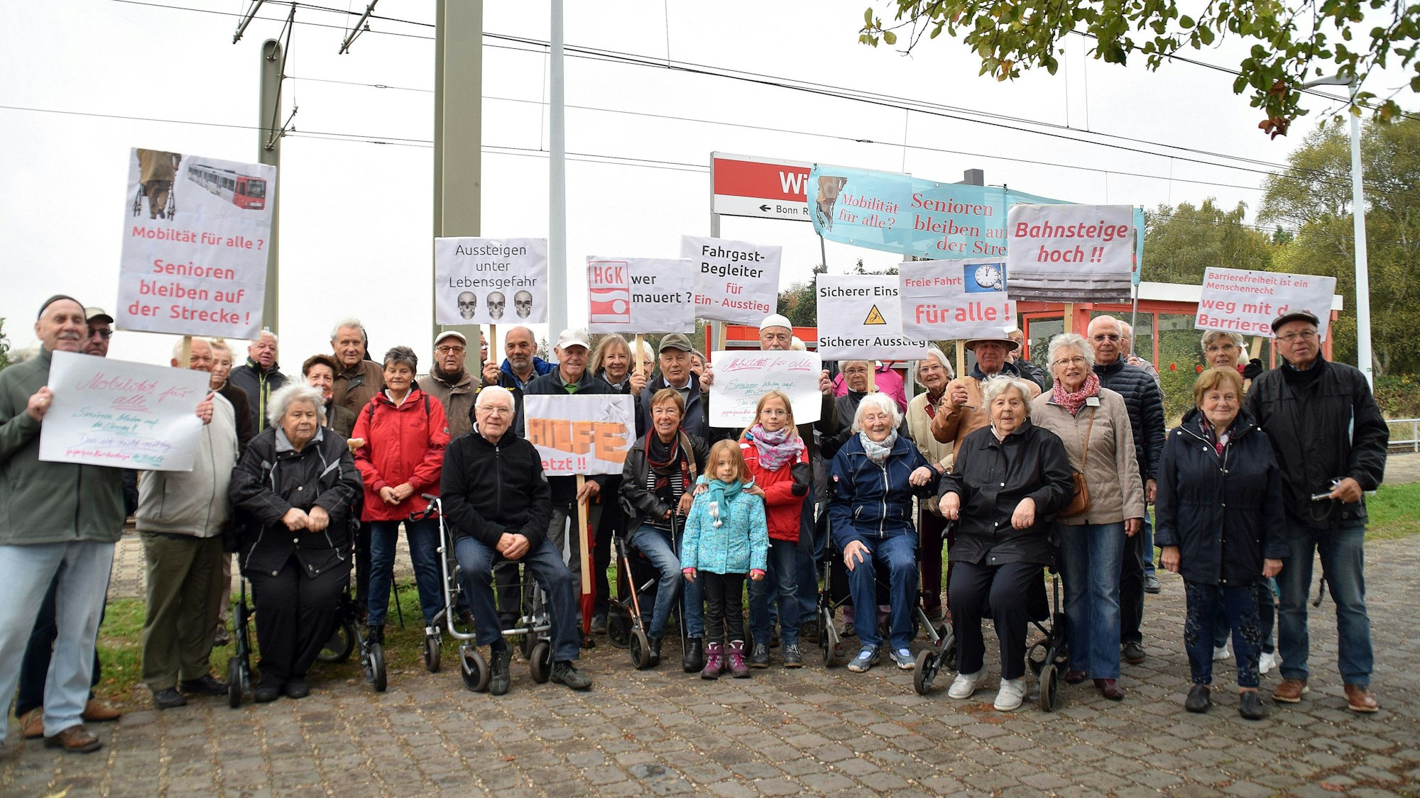 Auf den barrierefreien Ausbau der Haltestellen der Linie 16 mussten die Anwohner der Bornheimer Rheinorte lange warten. Im Oktober 2018 demonstrierte der Bornheimer Seniorenbeirat gemeinsam mit dem damaligen Ortsvorsteher Konrad Velten (rechts) für den Ausbau.