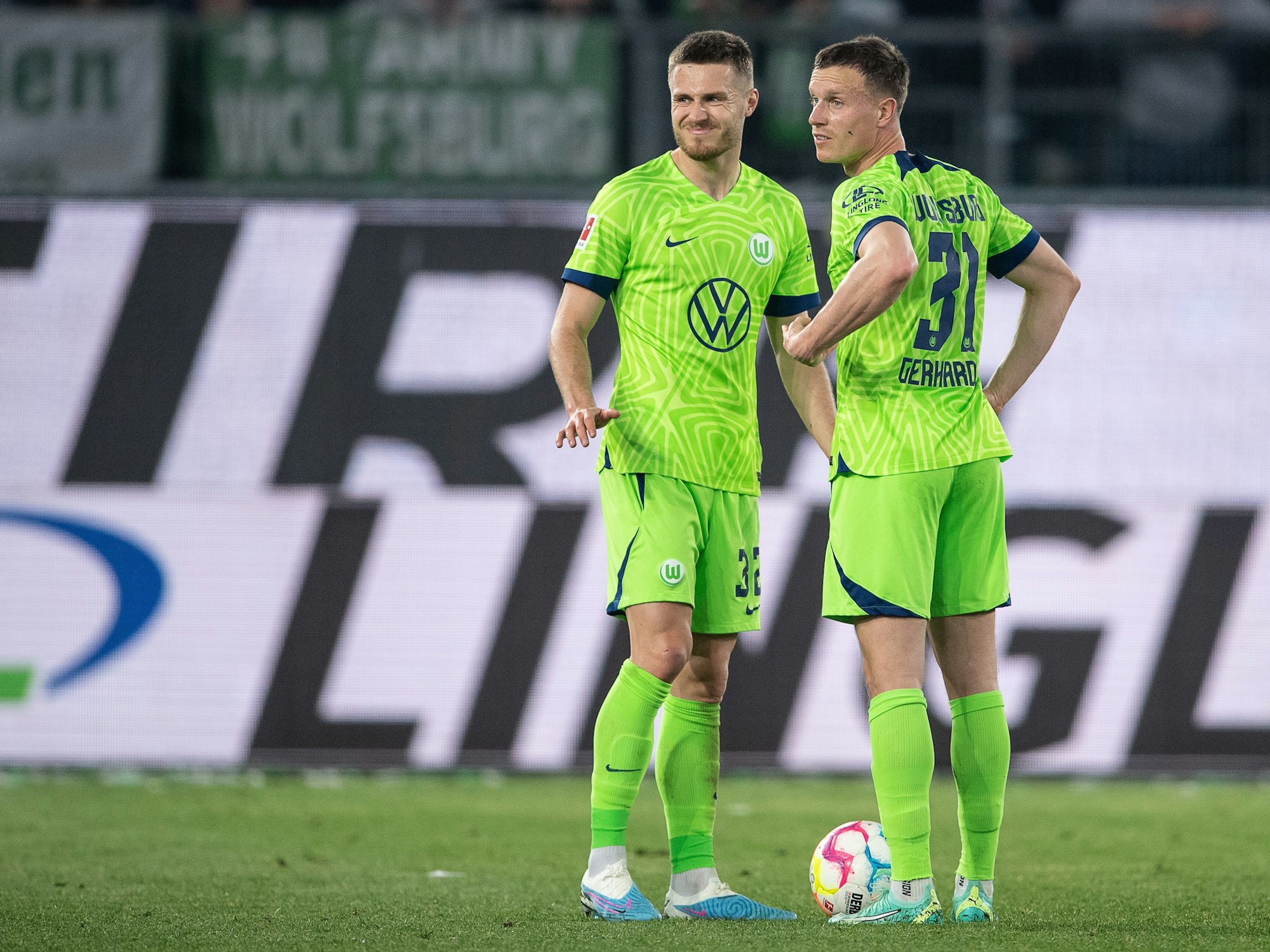 Wolfsburgs Mattias Svanberg (l.) und Wolfsburgs Yannick Gerhardt stehen vor der Ausführung von einem Freistoß zusammen.