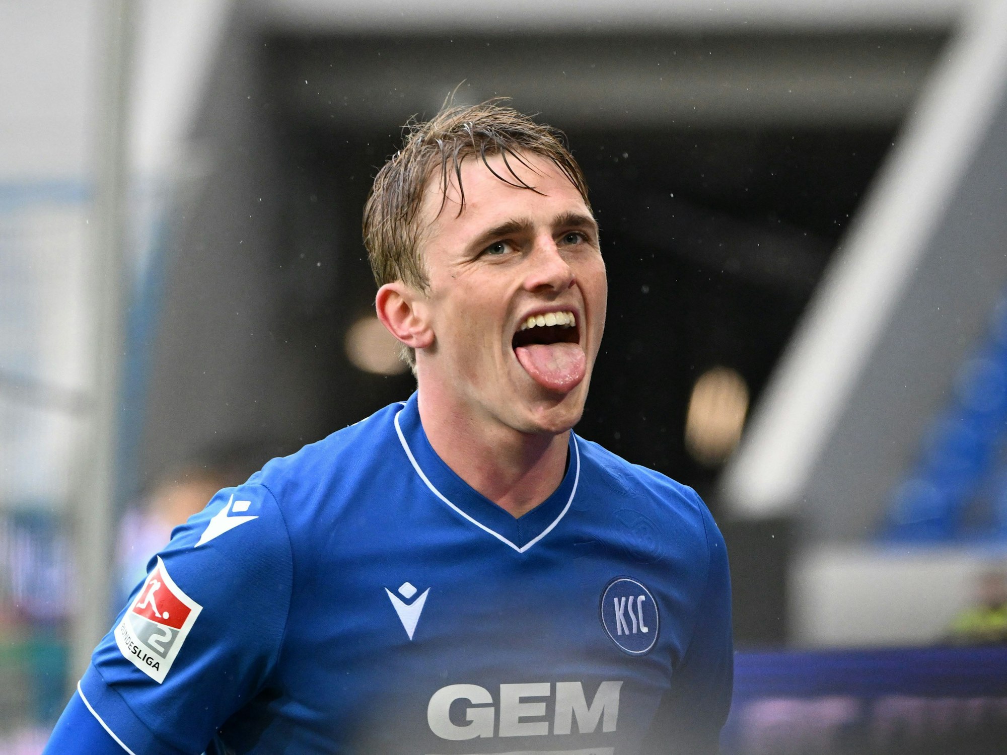 Der Karlsruher Mikkel Kaufmann bejubelt seinen Treffer mit rausgestreckter Zunge.