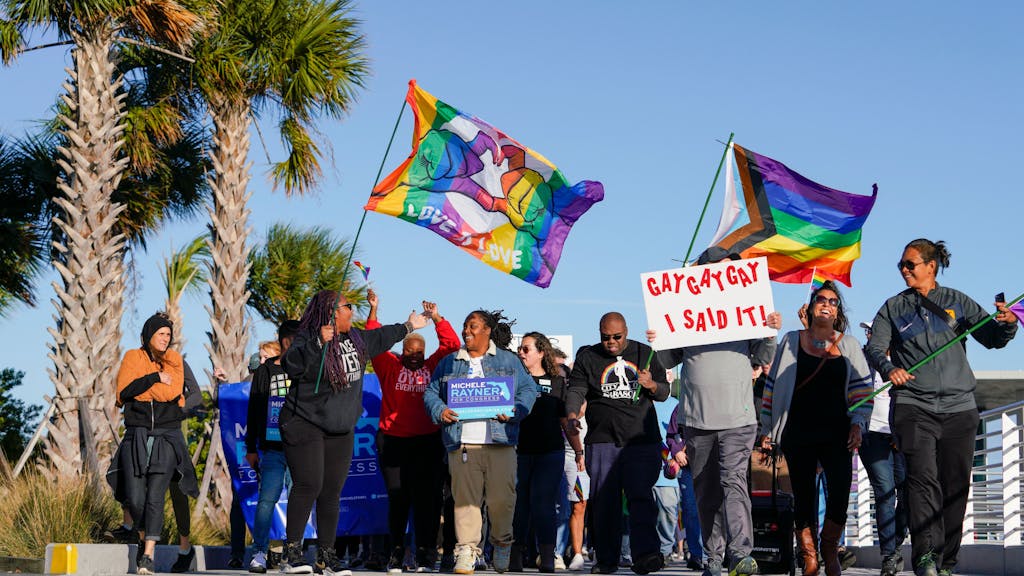 Hier zu sehen, eine Gruppe Protestierender in Florida mit Regenbogenflaggen und einem Plakat mit der Aufschrift „Gay, gay, gay. I said it!“.