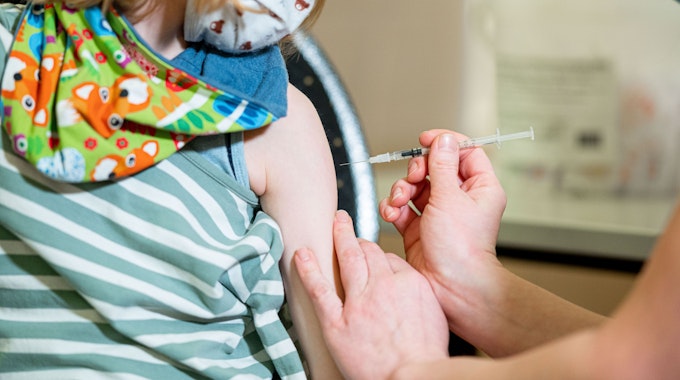 Ein Kind wird im mobilen Impfzentrum für Kinder, hier im Dezember 2021 in Lüneburg, gegen das Coronavirus geimpft.