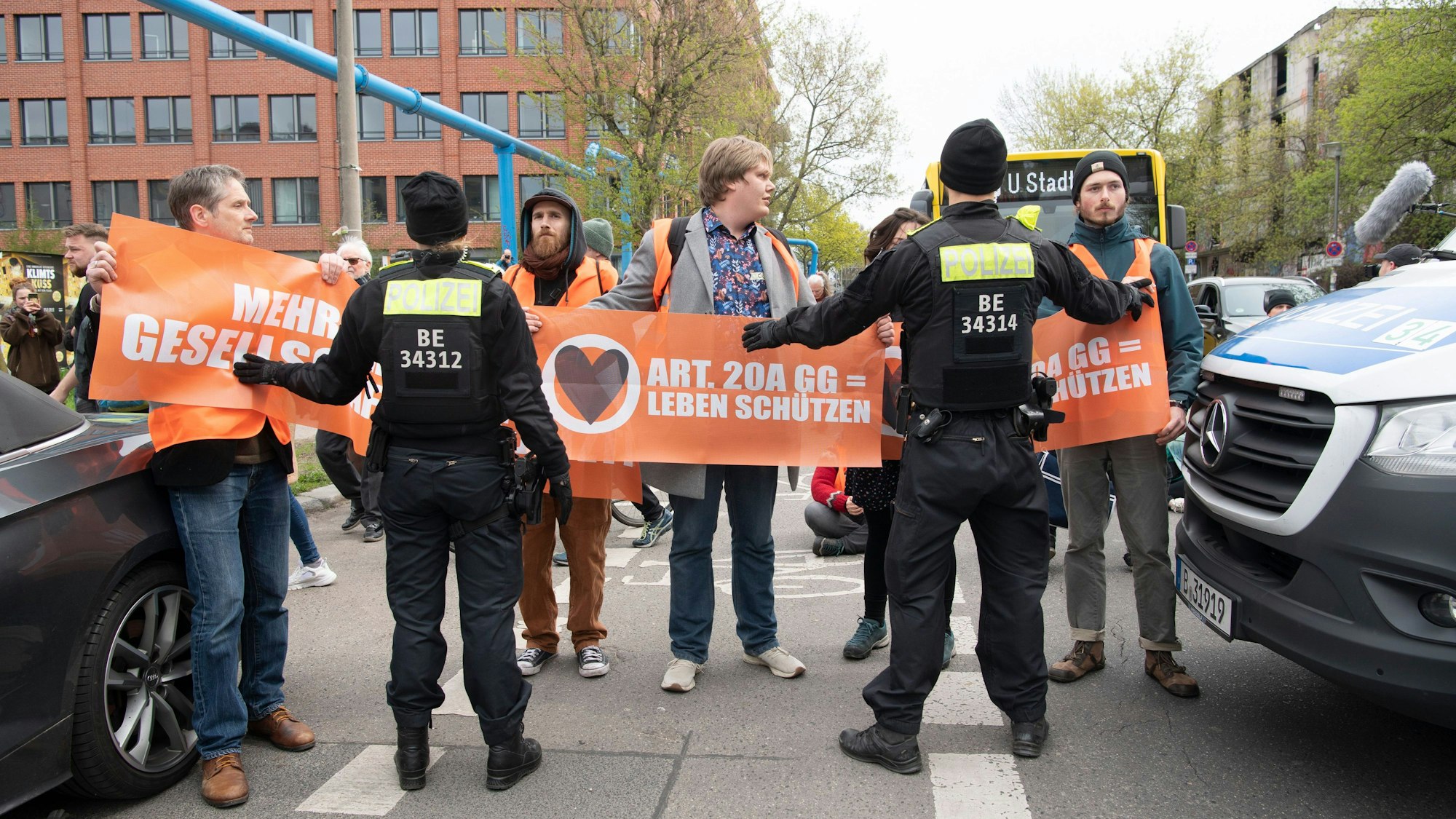 Aktivisten der „Letzten Generation“ haben in Berlin größere Protestaktionen angekündigt. Seit Dienstag ziehen die Klimaschutzaktivisten auch in Form von Protestmärschen durch die Stadt.