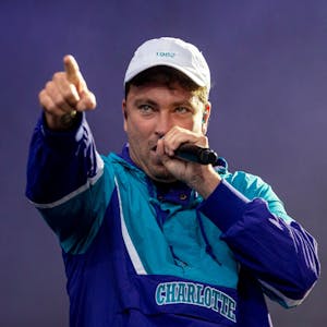 Der deutsche Rapper Marteria (40) bei einem Auftritt auf einer Bühne. Er trägt eine Kappe und hält ein Mikrofon in der Hand.