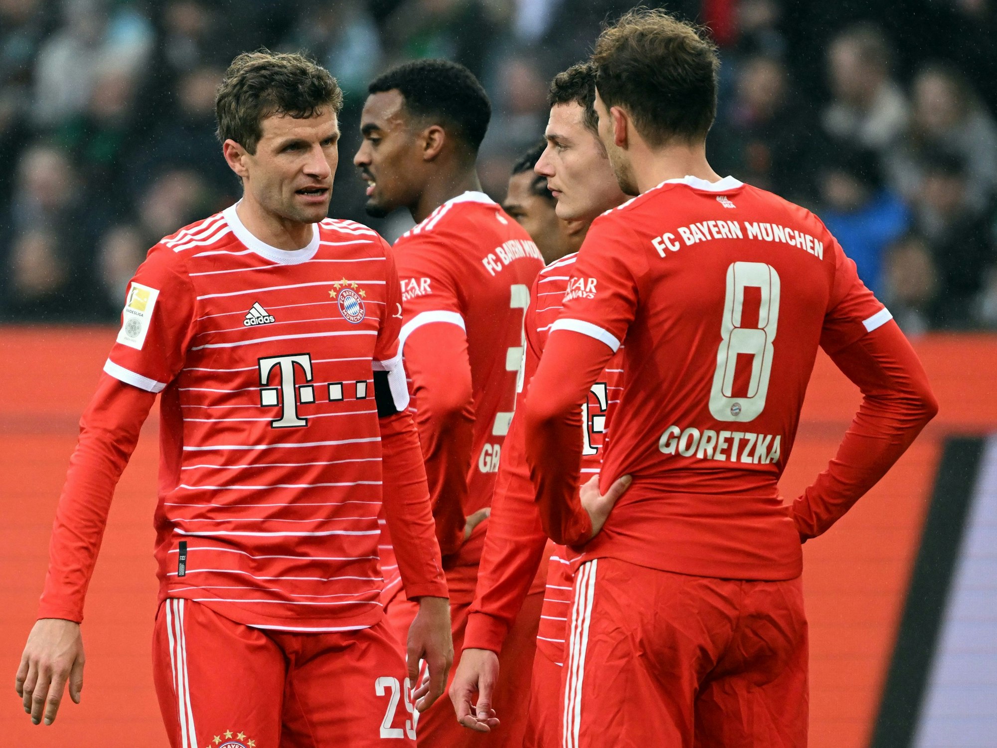 Bayerns Thomas Müller (l.) und Leon Goretzka unterhalten sich während des Spiels gegen Borussia Mönchengladbach.