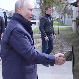 Ein vom Kreml veröffentlichtes Video soll Wladimir Putin am 17. April bei einem „Frontbesuch“ im ukrainischen Cherson zeigen. Die Ukraine bezweifelt die Echtheit der Aufnahmen – Experten weisen auf Unstimmigkeiten hin.