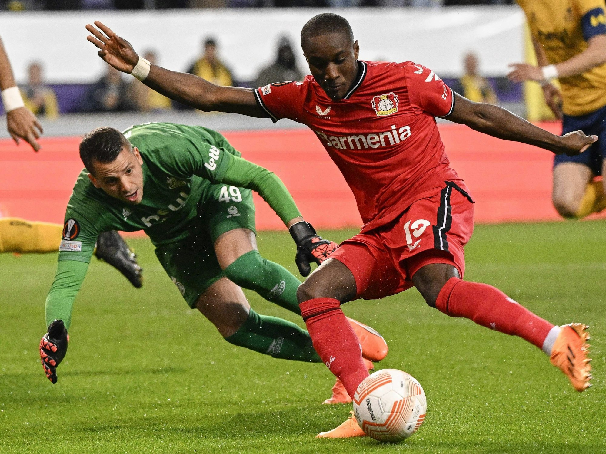 Leverkusens Moussa Diaby (r) schießt den Ball ins Tor.