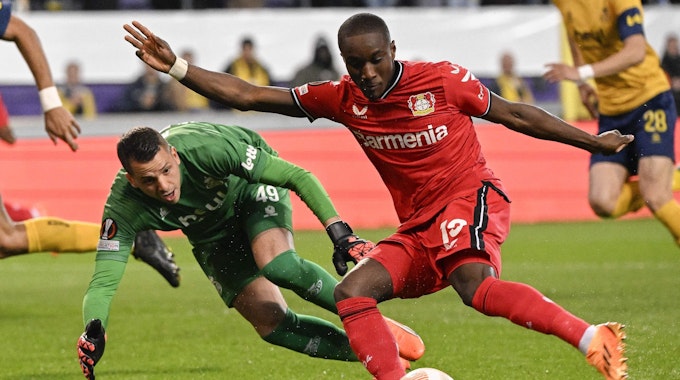 Leverkusens Moussa Diaby (r) schießt den Ball ins Tor.&nbsp;