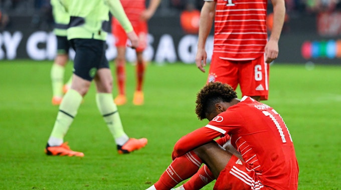 Kingsley Coman sitzt enttäuscht auf dem Spielfeld nach der Niederlage gegen Manchester City.