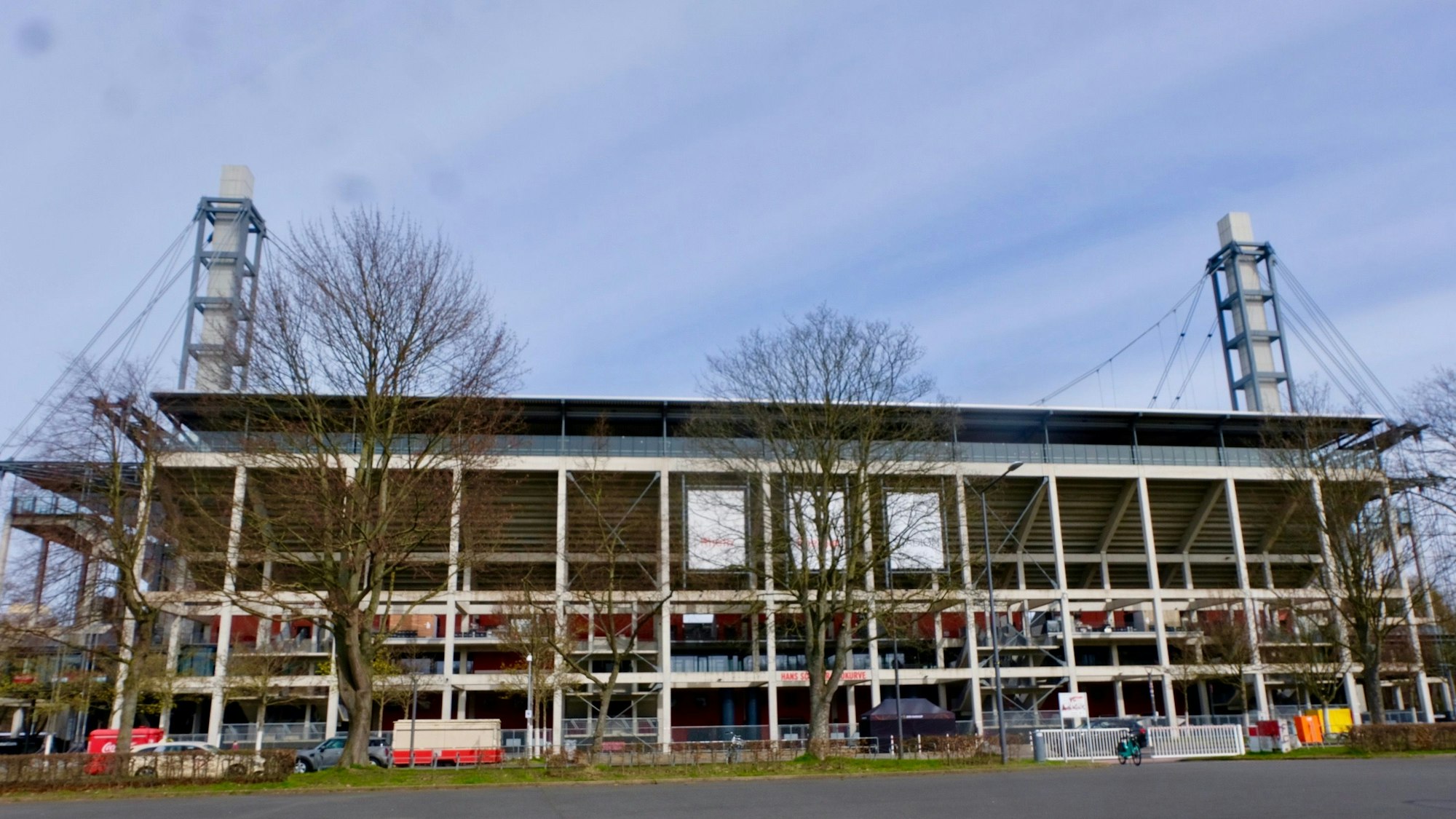 Das Rhein-Energie-Stadion von außen.