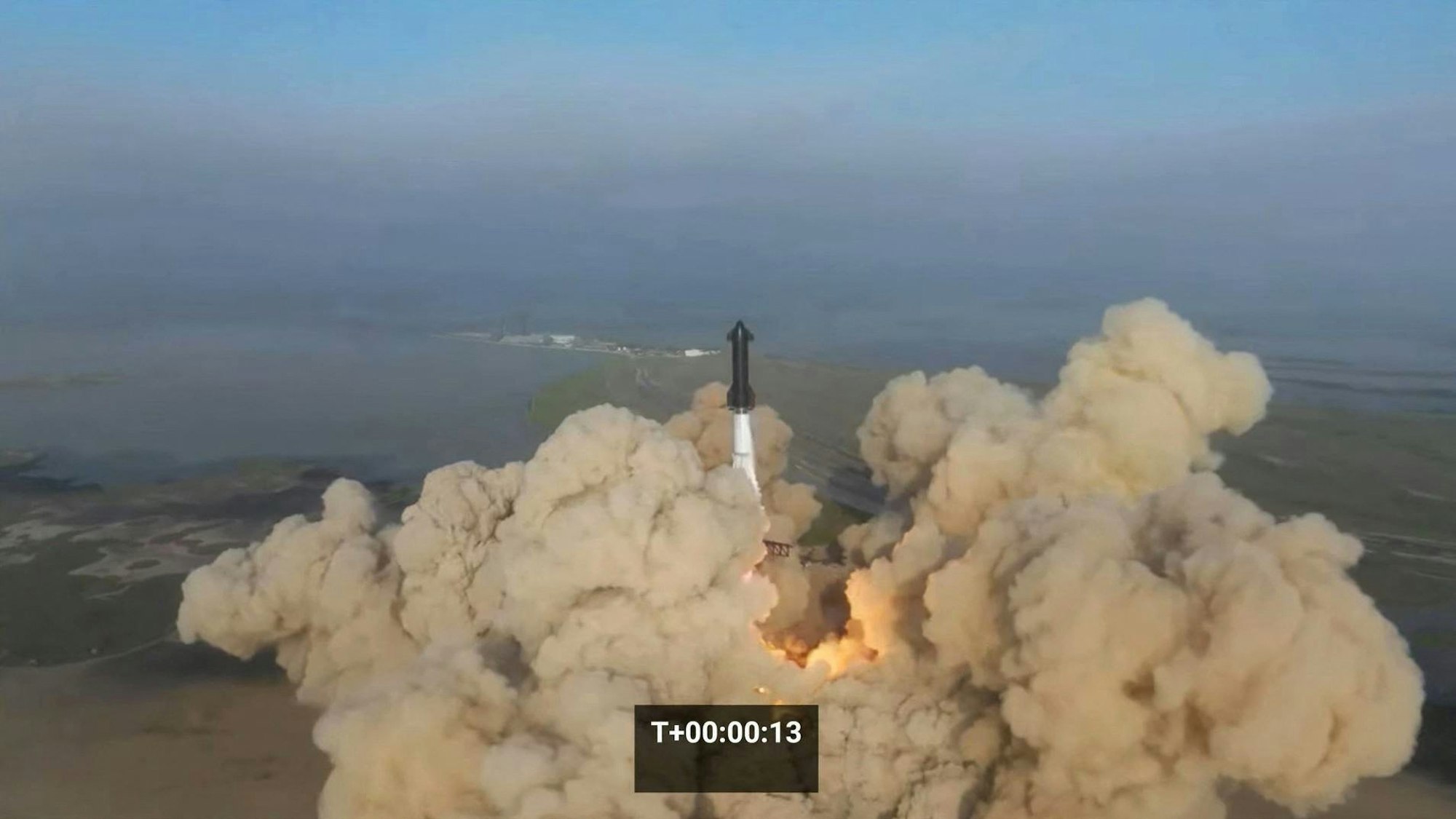 Dieses Standbild aus einem SpaceX-Video zeigt das SpaceX Starship beim Abheben von der Startrampe während eines Testflugs von der Starbase in Boca Chica, Texas, am 20. April 2023.