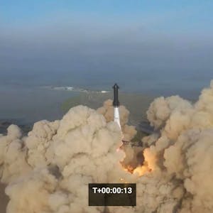 Dieses Standbild aus einem SpaceX-Video zeigt das SpaceX Starship beim Abheben von der Startrampe während eines Testflugs von der Starbase in Boca Chica, Texas, am 20. April 2023.