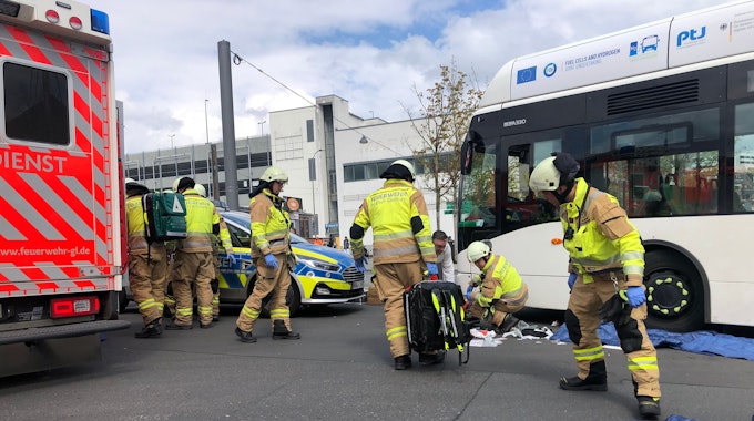 Großeinsatz am Bergisch Gladbacher S-Bahnhof für eine schwer verletzte Frau, die unter einem Bus eingeklemmt war.
