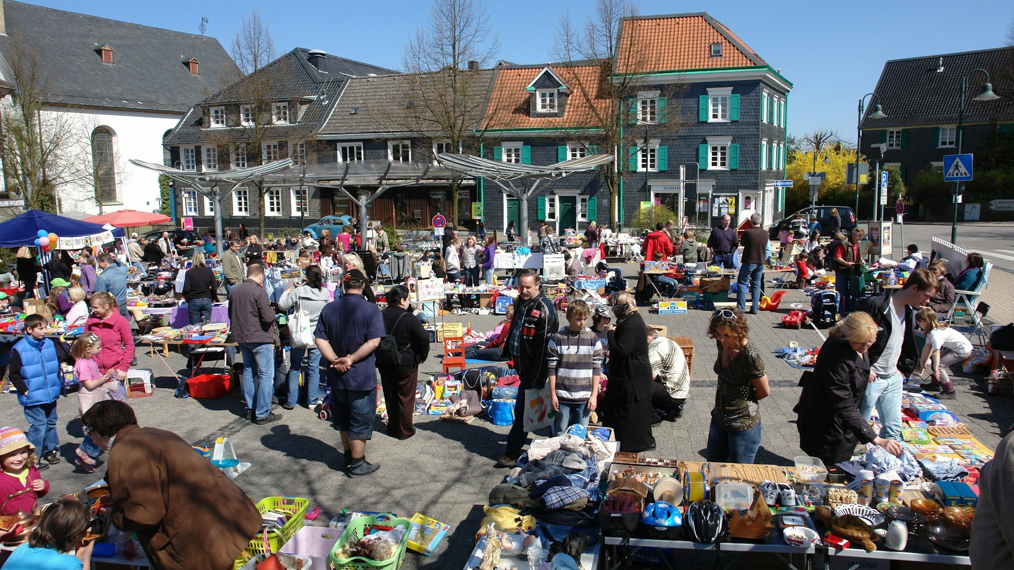Flohmarkt auf dem Burscheider Marktplatz