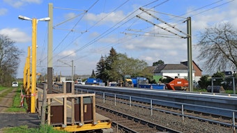 Der barrierefreie Ausbau entlang der Linie 16 ist angelaufen. Aktuell wird der Haltepunkt Widdig umgestaltet in Fahrtrichtung Köln (rechts). Auf beiden Seiten wurden Behelfshaltestellen eingerichtet.
