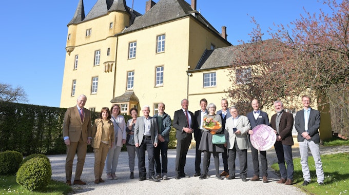 Barbara Dinges vor Schloss Strauweiler mit den anderen Beteiligten.