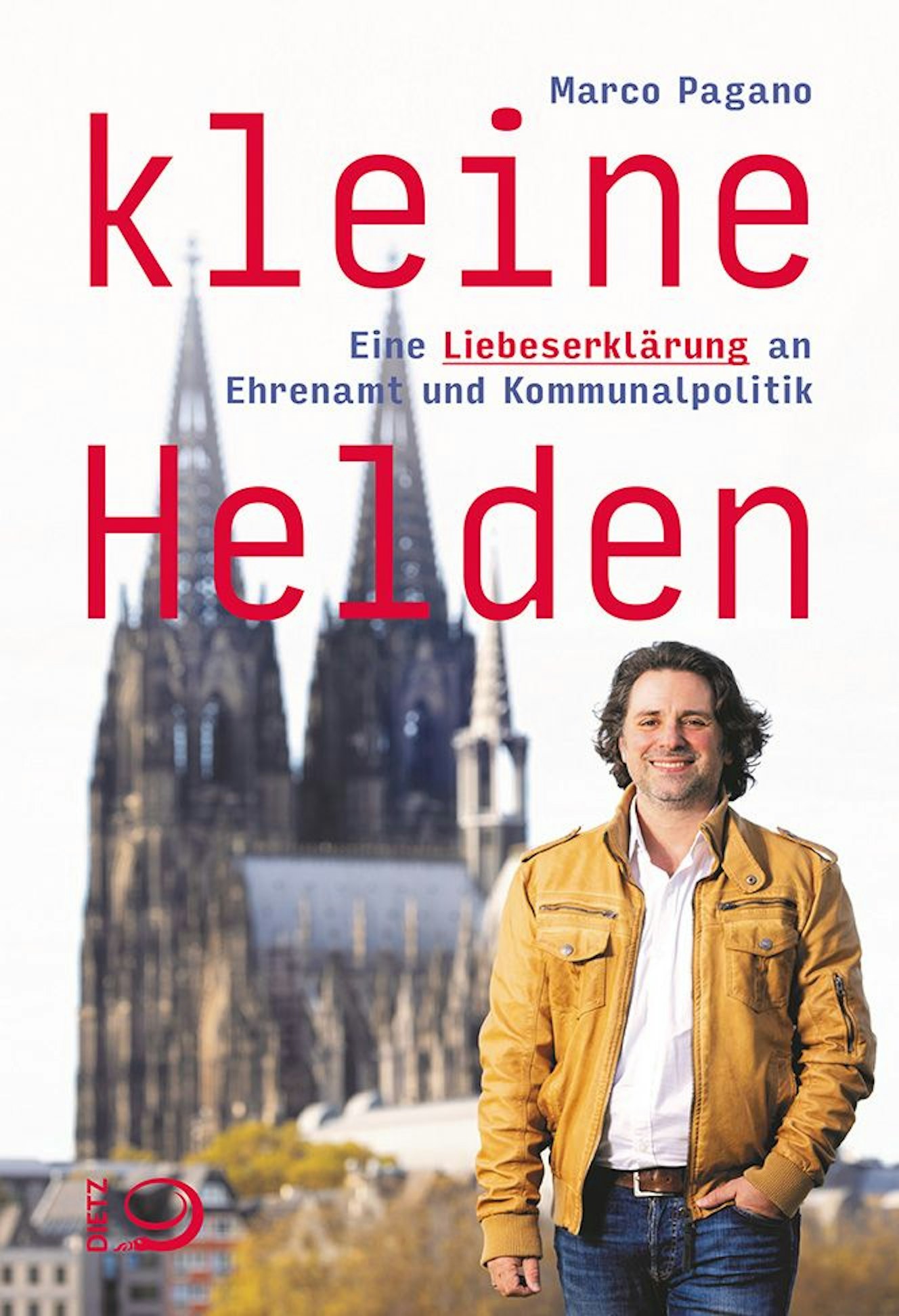 Das Cover von „Kleine Helden“ zeigt Marco Pagano vor dem Kölner Dom.