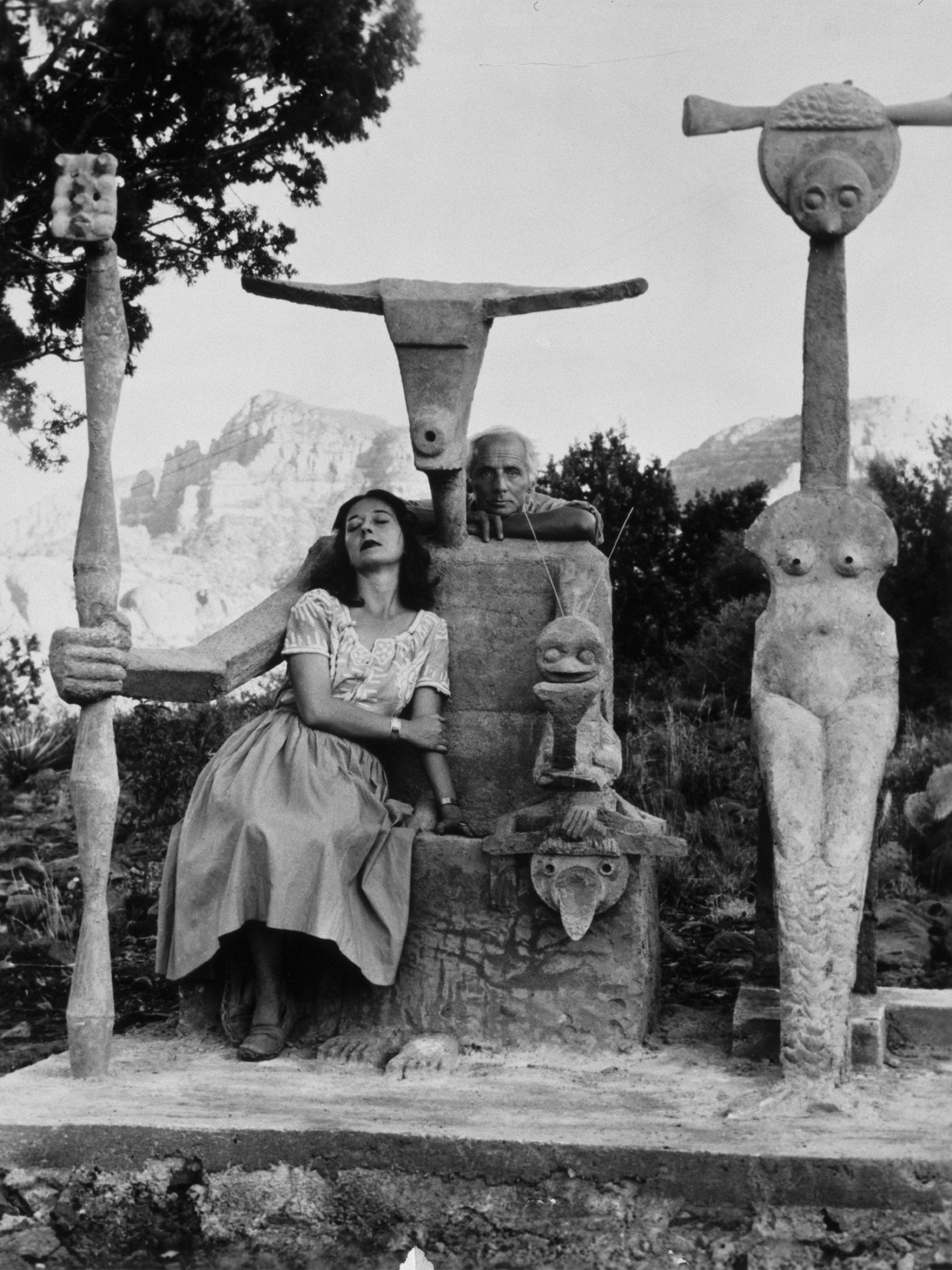 Dorothea Tanning und Max Ernst vor der Zementplastik 'Capricorne' von Max Ernst, Sedona, Arizona, 1948