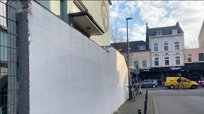 Eine weiße Wand – an dieser Stelle befand sich das SPD-Wandgemälde an der Herbrandtstraße.