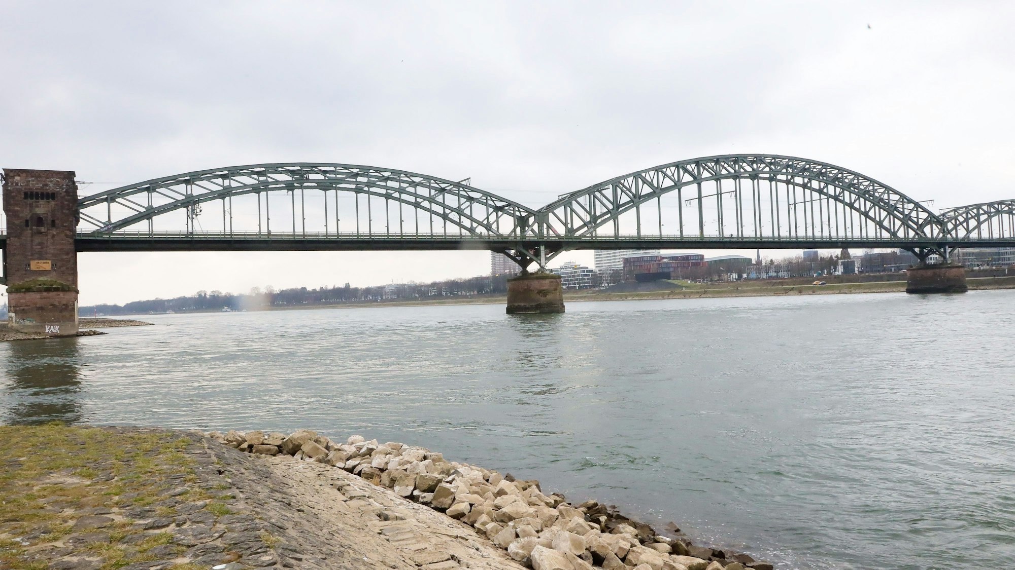 Die Südbrücke führt in Köln über den Rhein.
